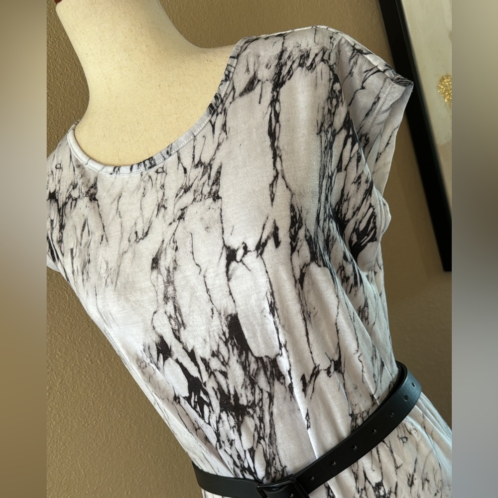 Marble print midi dress with v back - Picture 4 of 7